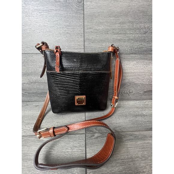 Dooney & Bourke Lizard Embossed Letter Carrier Crossbody bag black A390024 - Picture 3 of 9